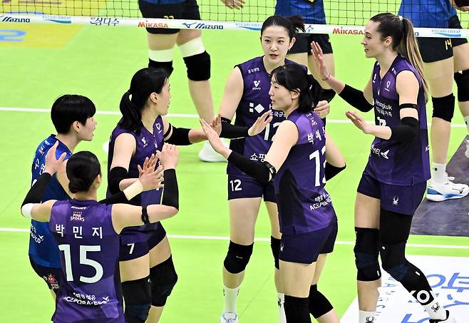 득점 후 기뻐하는 흥국생명 선수들 [한국배구연맹 제공. 재판매 및 DB 금지]