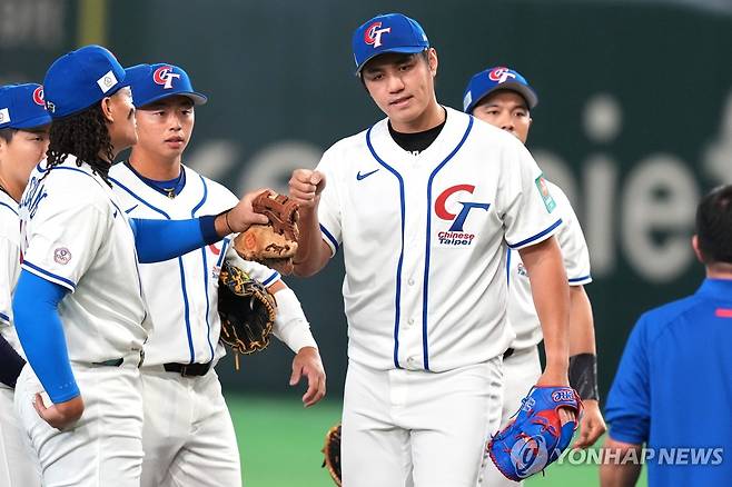 6일 일본전에서 경기가 잘 안 풀리자 침통해 하는 대만 선수들. [AP=연합뉴스]