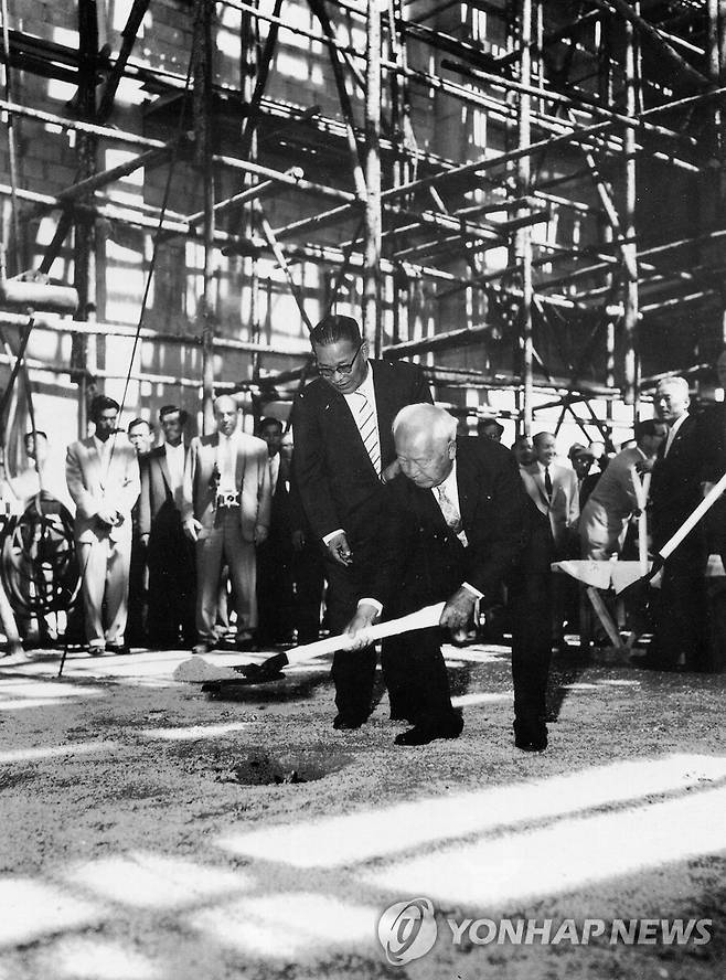 원자로 기공식에서 이승만 대통령이 역사적인 시삽을 하는 모습 1959년 7월 14일 원자로 기공식에서 이승만 대통령이 역사적인 시삽을 하고 있다. 
[연합뉴스 사진]