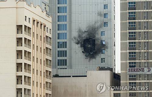 바레인 미 해군 제5함대사령부 옆 건물이 이란 드론에 피습된 모습.  [로이터=연합뉴스 자료사진. 재판매 및 DB 금지]