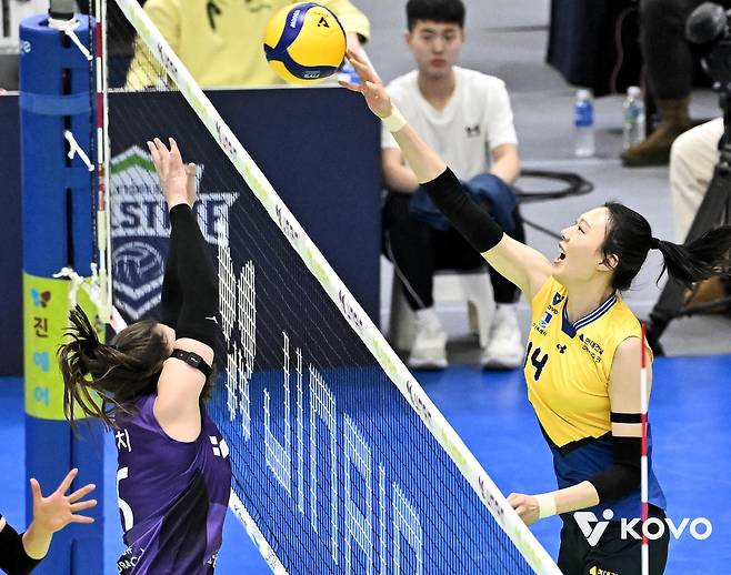 공격하는 현대건설의 양효진(오른쪽) [한국배구연맹 제공. 재판매 및 DB 금지]