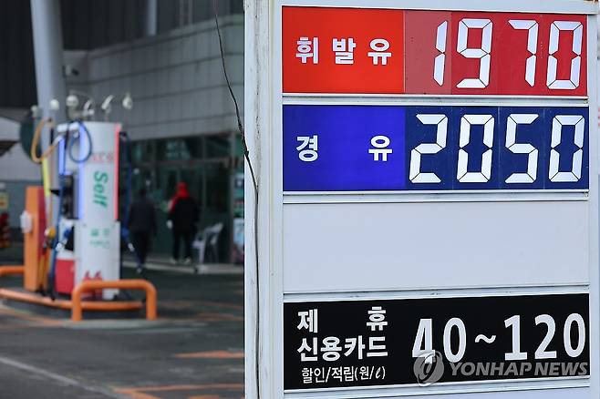 서울 주유소 기름값 1천900원대 진입…경유 가격, 휘발유 추월 (서울=연합뉴스) 류효림 기자 = 정부가 국제유가 상승 국면을 틈탄 가격 담합이나 매점매석 등 불법 행위에 대해 엄정 단속에 나서겠다고 밝힌 가운데 서울 휘발유와 경유 가격이 1천900원대를 넘어섰다. 6일 한국석유공사 유가정보시스템 오피넷에 따르면 이날 오전 9시 기준 전국 주유소 평균 휘발유 가격은 L당 1천856.3원으로 전날보다 22.0원 상승했다. 사진은 이날 서울 시내 주유소 모습. 2026.3.6 ryousanta@yna.co.kr