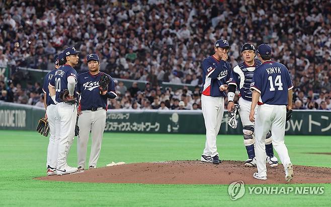 위기의 한국 (도쿄=연합뉴스) 임화영 기자 = 7일 일본 도쿄돔에서 열린 2026 월드베이스볼클래식(WBC) 조별리그 C조 2차전 대한민국과 일본의 경기.
    7회말 2사 1, 2루 한국 김영규가 박영현과 교체되고 있다. 2026.3.7 hwayoung7@yna.co.kr