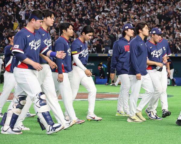 7일 일본 도쿄돔에서 열린 2026 월드베이스볼클래식(WBC) 조별리그 C조 2차전 대한민국과 일본의 경기에서 6-8로 패배한 한국 선수들이 아쉬워하고 있다./연합뉴스