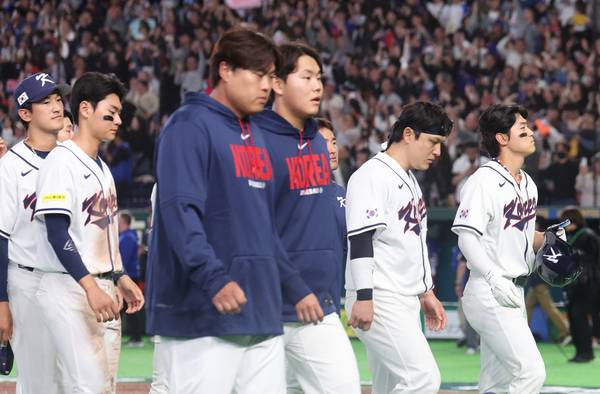 8일 일본 도쿄돔에서 열린 2026 월드베이스볼클래식(WBC) C조 조별리그 3차전 대한민국과 대만의 경기에서 4-5로 패배한 한국 선수들이 아쉬워하고 있다. 2026.3.8 /연합뉴스