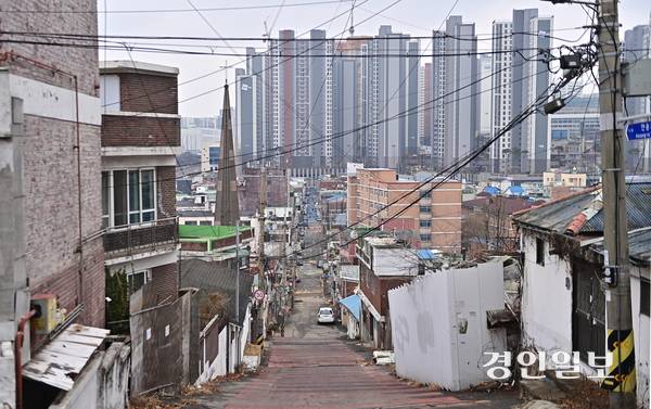 인구감소관심지역인 인천 동구의 인구가 재개발지구 입주 등에 힘입어 지난달 말 기준 전월 대비 1% 증가했다. 지난 6일 인천 동구 재개발지구에서 바라본 신축 아파트 단지. 2026.3.6 /조재현기자 jhc@kyeongin.com
