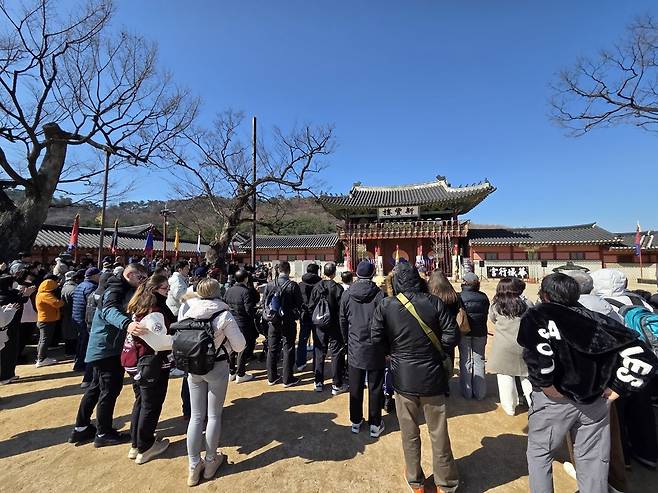 ▲ 7일 오전 11시 무예 24기 공연을 보는 관람객 모습.