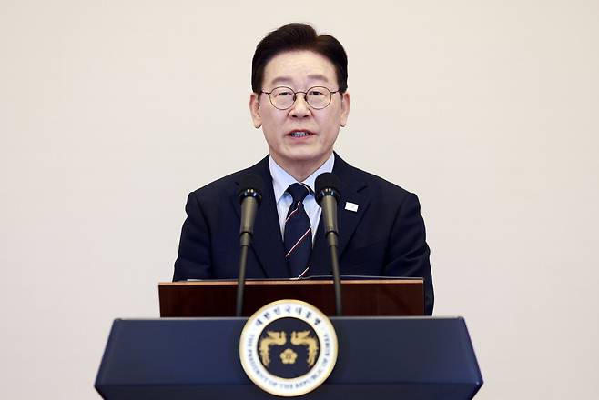 ▲ 이재명 대통령이 지난 6일 청와대 영빈관에서 열린 2026년 준장 진급 장성 삼정검 수여식에서 격려사를 하고 있다. /연합뉴스