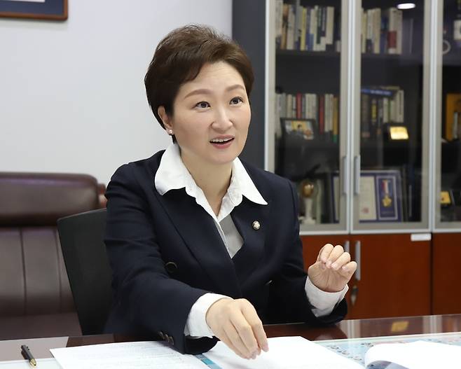 이언주 더불어민주당 수석최고위원이 중부일보와의 인터뷰에서 지역 현안에 대해 설명하고 있다. 사진=이언주 의원실