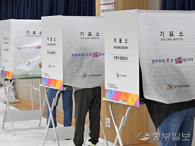경기도의 한 투표소에서 시민들이 투표를 하고 있다. 중부포토DB