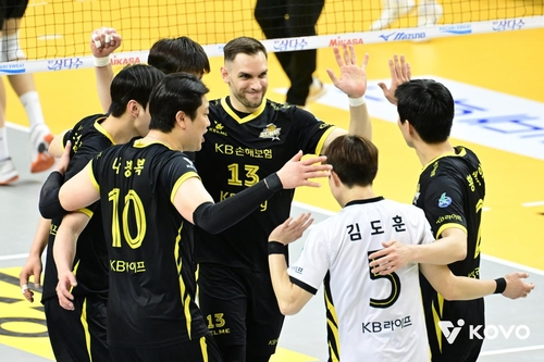8일 의정부 경민대체육관에서 열린 프로배구 진에어 2025~2026 V리그 남자부 경기서 KB손해보험 선수들이 OK저축은행에 공격을 성공시킨후 세리머니를 하고 있다. 사진=한국배구연맹