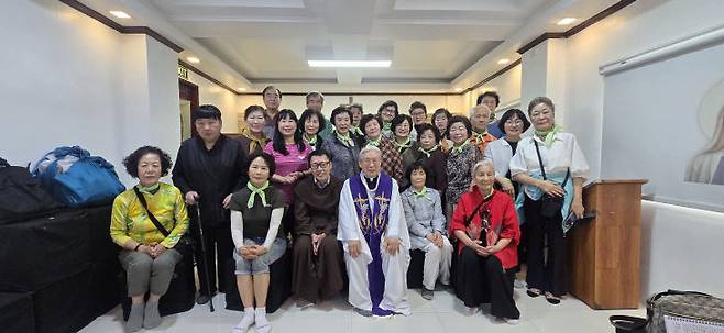 마닐라 사랑의집에서 심효보 안드레아 수사와 김정수 신부와 순례자들
