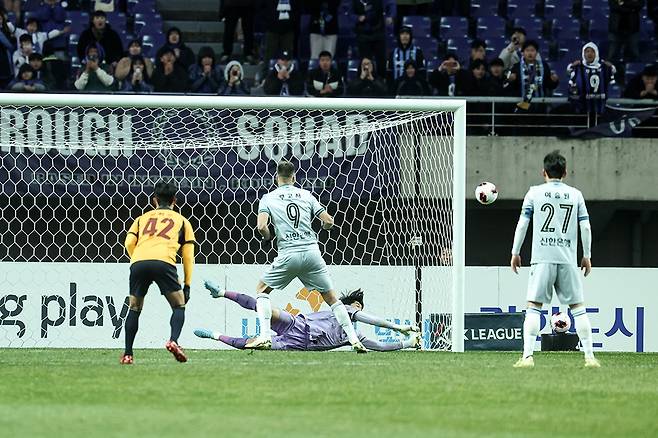 김경민이 지난 7일 열린 인천과의 경기에서 후반 종료직전 무고사의 패널티킥을 막아내고 있다. <광주FC 제공>