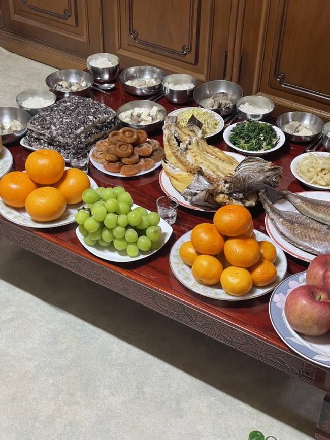 전남 완도 할머니댁에서 맞이 한 풍성한 차례상. /박수진