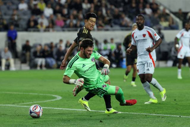 LAFC의 손흥민이 8일 미국 LA의 BMO 스타디움에서 열린 2026 MLS 3라운드 경기 도중 FC댈러스의 골키퍼와 공을 다투고 있다. 연합뉴스