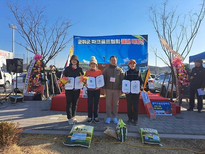 ▲ 전성무(왼쪽 3번째)군위군파크골프협회장이 7일 군위읍 파크골프장에서 열린 '제2회 군위군 파크골프협회 클럽대항전'에서 여자 개인전 우승(이명선, 왼쪽 2번째) 및 2,3위를 한 선수들에게 시상한후 기념촬영을 하고 있다. 이만식 기자