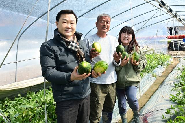 이남철(왼쪽) 군수가 허정원씨 농가를 찾아 첫 수확의 기쁨을 함께 나누고 있다. 고령군 제공