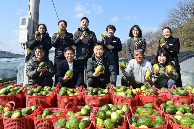 고령군 관계자들이 첫 수확을 축하하고 있다. 고령군 제공