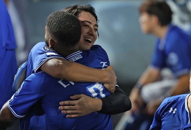 25일 오후 6시30분 대구 삼성라이온즈파크에서 열린 2025 신한 SOL 뱅크 KBO리그 삼성 라이온즈와 키움 히어로즈 경기에서 디아즈가 KBO리그 단일 시즌 최다타점 기록을 경신 후 구자욱과 포옹하고 있다. <삼성 라이온즈 제공>