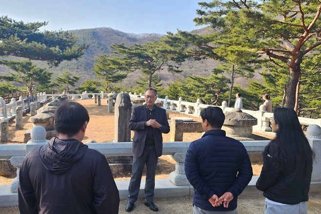 4일 박재범 성주군 문화관광해설사 회장이 세종대왕자 태실을 찾은 관광객들에게 태실에 대한 이야기를 들려주고 있다. <석현철 기자>