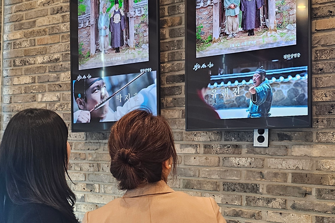 4일 성주 별고을 시네마에서 관람객들이 왕과 사는 남자에 대한 포스터를 살펴보고 있다. 석현철 기자