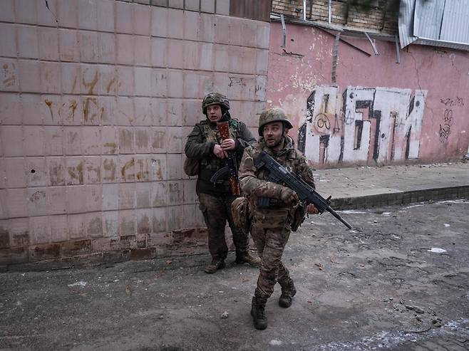 ▲러시아의 공격에 맞서 우크라이나 도네츠크 지역에서 우크라이나 알카트라즈 대대 소속 군인들이 작전을 벌이고 있다. (사진=AFP/연합뉴스, [우크라이나 지상군 제93 독립기계화여단 공보실 제공])