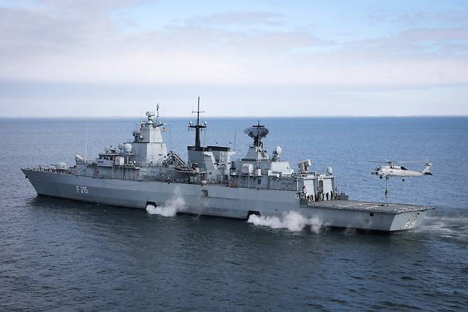 ▲지난달 18일 독일 푸틀로스에서 열린 나토(NATO)의 스테디패스트 다트 26(STEADFAST DART 26) 훈련 중 스페인 해병대 특수부대 소속 병사들이 독일 호위함 브란덴부르크함에서 작전 시범을 보이고 있다. (사진=AFP/연합뉴스)