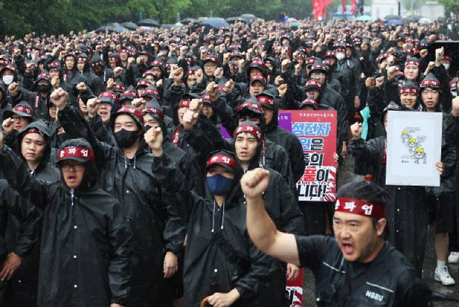 2024년 7월 8일 오전 경기도 화성시 삼성전자 화성사업장 앞에서 열린 전국삼성전자노동조합 총파업 결의대회에서 조합원들이 구호를 외치고 있다.(사진=연합뉴스)