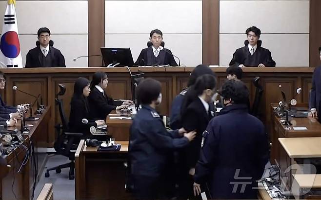 김건희 여사가 28일 오후 서울 서초구 중앙지방법원에서 자본시장법·정치자금법 위반, 특정범죄 가중처벌법상 알선수재 혐의 1심 선고 공판에 출석하고 있다. (중앙지법 제공. 재판매 및 DB 금지) 2026.1.28 ⓒ 뉴스1 김진환 기자