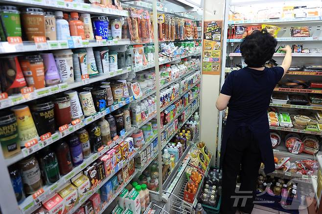 서울 시내 편의점에서 직원이 물건을 정리하고 있다. 2025.7.11 ⓒ 뉴스1 박정호 기자