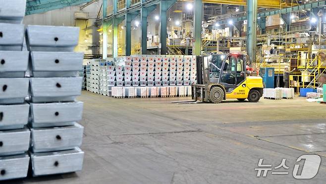 고려아연 온산제련소 내 아연 제품들이 적재된 모습(고려아연 제공)