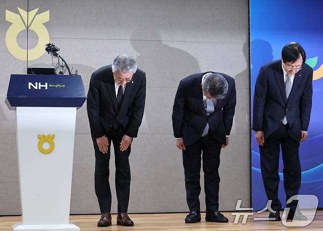 강호동 농협중앙회장과 경영진이 13일 서울 중구 농협중앙회 본관에서 농림축산식품부가 지난 8일 발표한 농협중앙회에 대한 특별감사 중간 결과와 관련해 대국민 사과 인사를 하고 있다. 2026.1.13 ⓒ 뉴스1 구윤성 기자