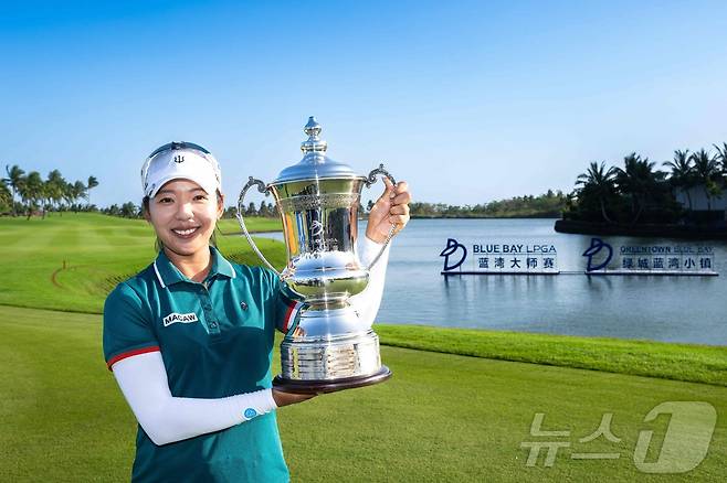 이미향이 8일(한국시간) 열린 LPGA투어 블루베이 LPGA에서 우승한 뒤 우승 트로피를 들어올리고 있다. ⓒ AFP=뉴스1