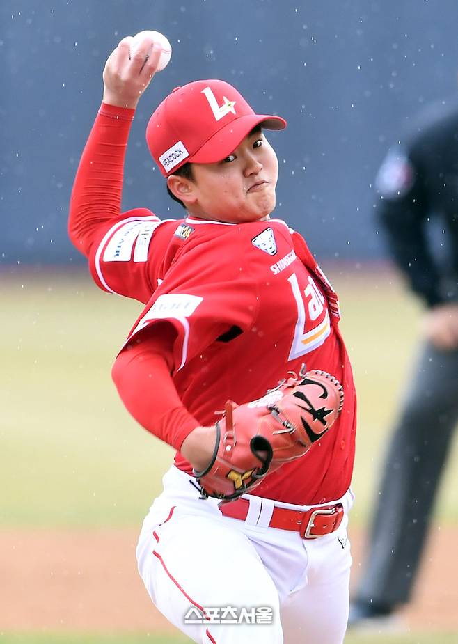 SSG 이기순이 12일 수원 KT위즈파크에서 열린 2024 KBO리그 KT 위즈와 시범경기 3회말 등판해 힘차게 공을 던지고 있다. 수원 | 박진업 기자 upandup@sportsseoul.com