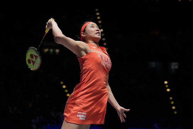 안세영이 8일(한국시간) 영국 버밍엄 유틸리타 아레나에서 열린 2026 세계배드민턴연맹(BWF) 월드투어 슈퍼 1000 전영오픈 4강에서 천위페이를 상대하고 있다. 사진 | 버밍업=AP 연합뉴스