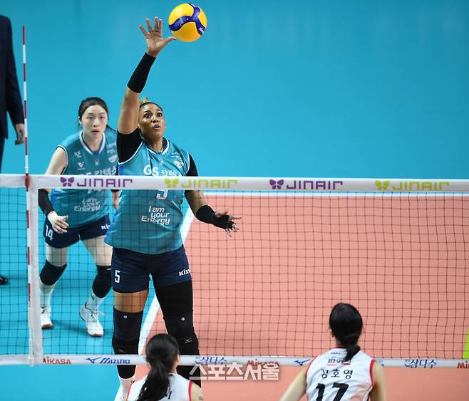 GS칼텍스 실바가 1월 20일 서울 장충체육관에서 열린 2025~2026 V-리그 정관장과 경기에서 연타를 날리고 있다.  2026. 1. 20. 장충 | 최승섭기자 thunder@sportsseoul.com