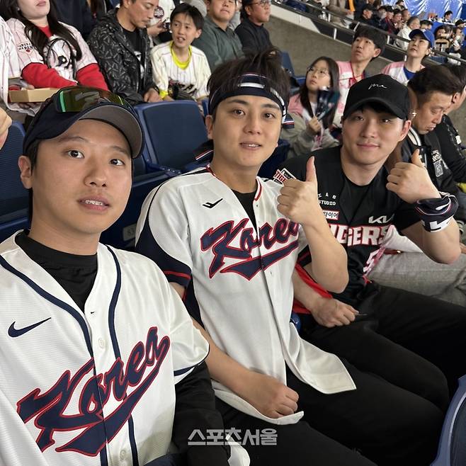 한일전 응원을 위해 수원서 온 대학 선후배 김중수, 김태훈, 이영찬 씨 도쿄 | 박연준 기자 duswns0628@sportsseoul.com