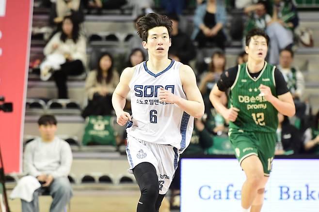 소노 이정현이 원주DB프로미아레나에서 열린 2025~2026 LG전자 프로농구 5라운드 DB전에서 백코트하고 있다. 사진 | KBL