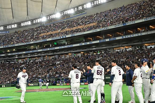 대한민국 야구대표팀의 류현진이 8일 일본 도쿄 도쿄돔에서 열린 2026 월드 베이스볼 클래식(WBC) 조별리그 대만과 경기 3회초 수비를 마친 뒤 더그아웃으로 들어가고 있다. 도쿄(일본) | 박진업 기자 upandup@sportsseoul.com