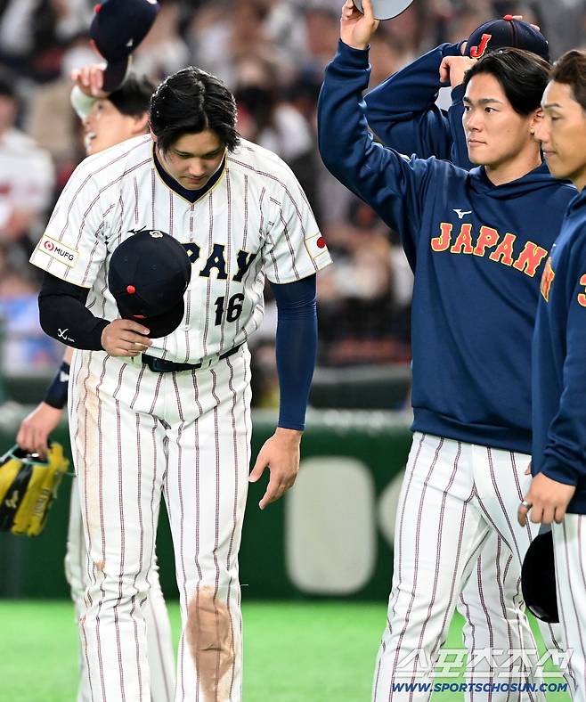 짧은 목례로 조용한 인사를 전하는 오타니