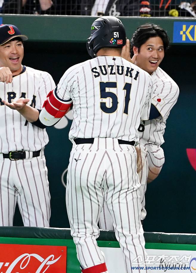 7일 일본 도쿄돔에서 열린 WBC(월드베이스볼클래식) 한국과 일본의 경기. 3회말 스즈키 세이야에 역전 솔로홈런을 내치고 오타니의 환영을 받고 있다. 도쿄(일본)=허상욱 기자wook@sportschosun.com/2026.03.07/