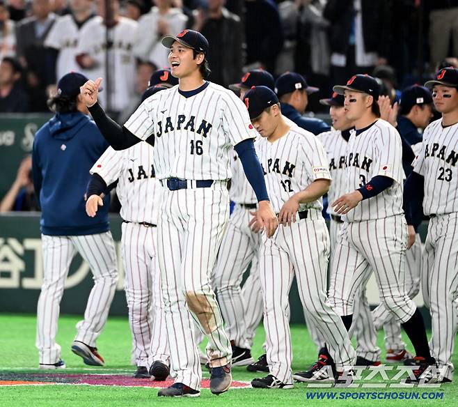 7일 일본 도쿄돔에서 열린 WBC(월드베이스볼클래식) 한국과 일본의 경기. 한국이 일본에 6대8로 패했다. 승리한 일본의 오타니가 동료들과 함께 기쁜 모습으로 그라운드에 나서고 있다. 도쿄(일본)=허상욱 기자wook@sportschosun.com/2026.03.07/
