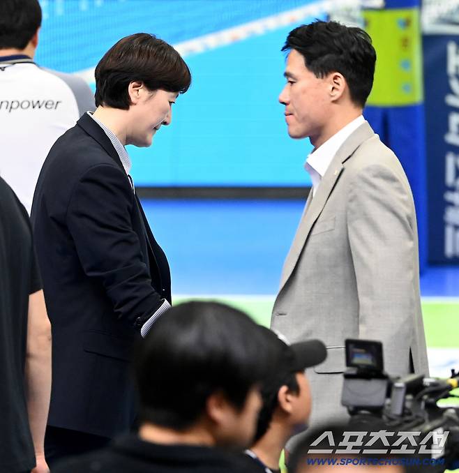 9일 수원체육관에서 열린 V리그 여자부 현대건설과 페퍼저축은행의 경기. 2세트 페퍼저축은행이 승리하며 세트스코어 1대1이 됐다. 엇갈리는 현대건설 강성형 감독과 페퍼저축은행 장소연 감독의 모습. 수원=허상욱 기자wook@sportschosun.com/2025.12.09/