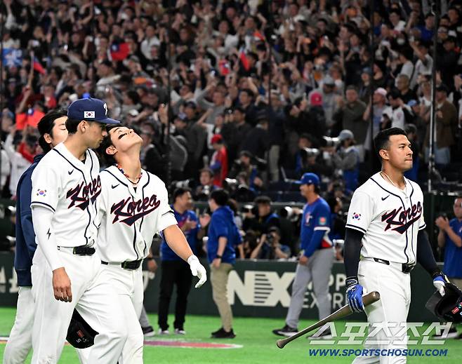 8일 일본 도쿄돔에서 열린 WBC(월드베이스볼클래식) 한국과 대만의 경기, 한국이 연장 접전 끝 5대4로 패했다. 관중들에게 인사하는 한국 선수들의 모습. 도쿄(일본)=허상욱 기자wook@sportschosun.com/2026.03.08/
