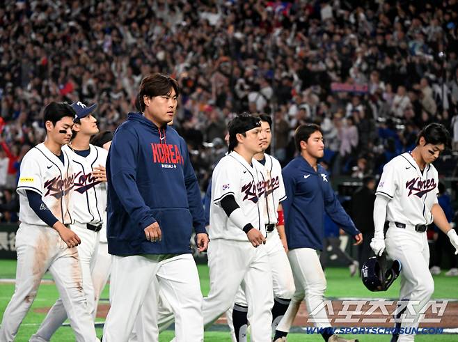 8일 일본 도쿄돔에서 열린 WBC(월드베이스볼클래식) 한국과 대만의 경기, 한국이 연장 접전 끝 5대4로 패했다. 관중들에게 인사하는 한국 선수들의 모습. 도쿄(일본)=허상욱 기자wook@sportschosun.com/2026.03.08/