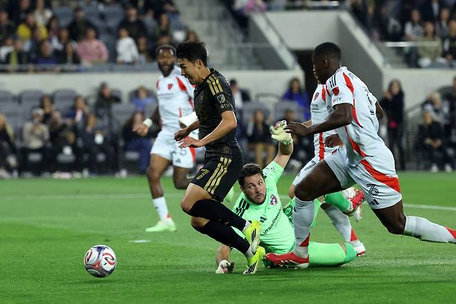 LA FC 손흥민이 8일 댈러스와 벌인 MLS 홈 경기 전반전에 상대 페널티 박스 안에서 반칙을 유도하고 있다. 이 동작은 '헐리우드 액션'이라는 판정을 받아 손흥민은 경고를 받았다. /Imagn Images 연합뉴스