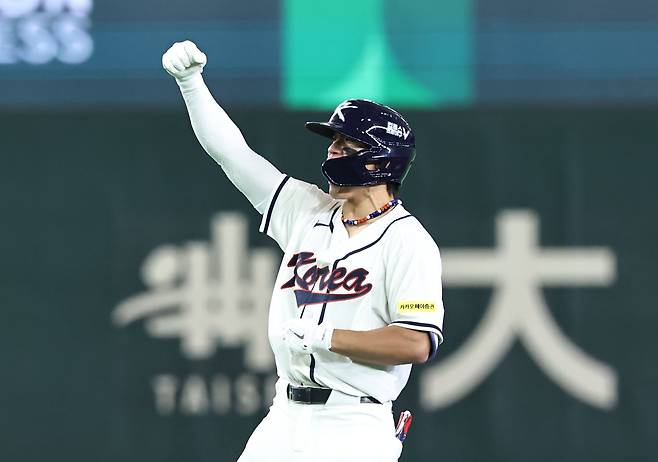 8일 일본 도쿄돔에서 열린 2026 WBC 조별리그 C조 3차전 대한민국과 대만의 경기. 8회말 2사 1루 한국 김도영이 동점을 만드는 1타점 2루타를 치고 환호하고 있다. /연합뉴스.