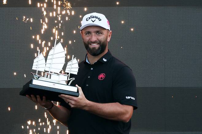 욘 람이 8일 홍콩 판링의 홍콩 골프 클럽에서 열린 LIV 홍콩 대회에서 우승한 뒤 트로피를 들어보이고 있다. /로이터 연합뉴스