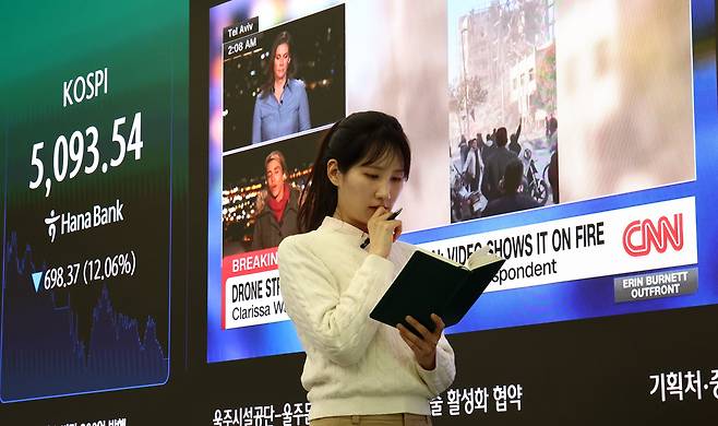 이란 전쟁 여파로 코스피 지수가 급락 마감한 4일 서울 중구 하나은행 본점 딜링룸 전광판에 코스닥 지수 종가가 표시되어 있다./뉴스1