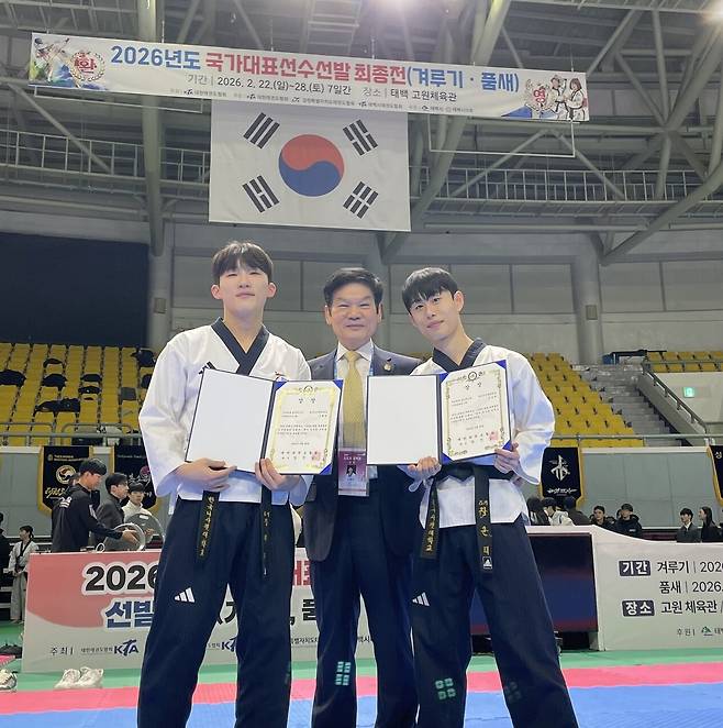 2026 태권도 국가대표 선수선발 최종전에서 1위를 차지한 나사렛대 장운태 선수(오른쪽)와 3위 강태준 선수(왼쪽)가 기념촬영을 하고 있다. 박하늘 기자